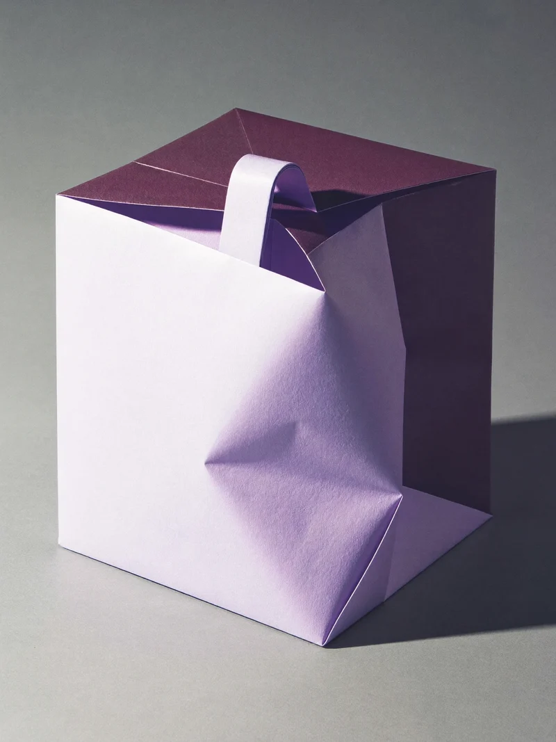 Illustration einer gefalteten Papier-Geschenkhülle als fiktive Designstudie
